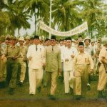 M. Hasyim Achmad (sebelah kiri Presiden Sukarno) saat mendampingi Presiden Sukarno dalam Rapat Akbar di Alun-alun Bekasi bersama Madmuin Hasibuan (paling kanan) dan Bupati Bekasi, Sampurno Kolopaking (baju putih berdasi) pada 8 April 1956. Foto : ist/restorasi