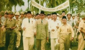 M. Hasyim Achmad (sebelah kiri Presiden Sukarno) saat mendampingi Presiden Sukarno dalam Rapat Akbar di Alun-alun Bekasi bersama Madmuin Hasibuan (paling kanan) dan Bupati Bekasi, Sampurno Kolopaking (baju putih berdasi) pada 8 April 1956. Foto : ist/restorasi